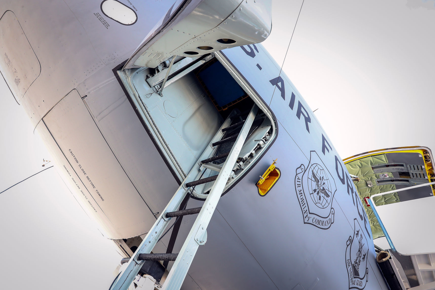 KC-135 refueling a B-1